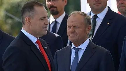 El presidente polaco Karol Nawrocki (izquierda) y el primer ministro polaco Donald Tusk en un desfile militar en Varsovia. Foto: 15 de agosto de 2025.