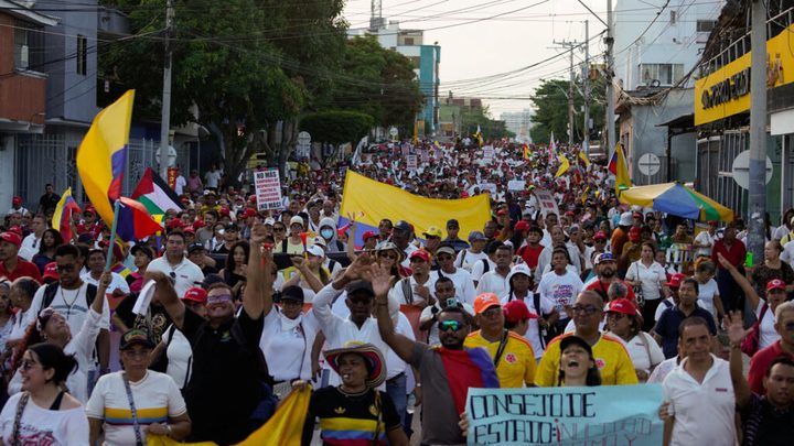 Milers de persones protestaven per Colòmbia contra el nou president de la dreta.