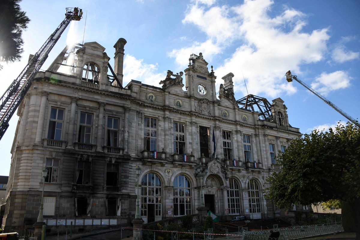 La fachada quemada del ayuntamiento de Limoges.
