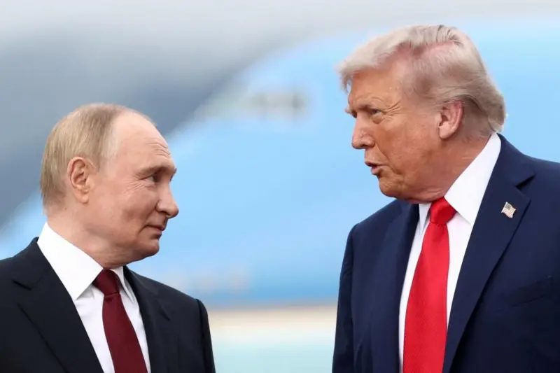 Trump y Putin conversando durante una visita a Alaska.