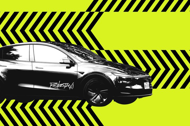 Un cotxe Tesla circulant per una carretera urbana durant una prova.