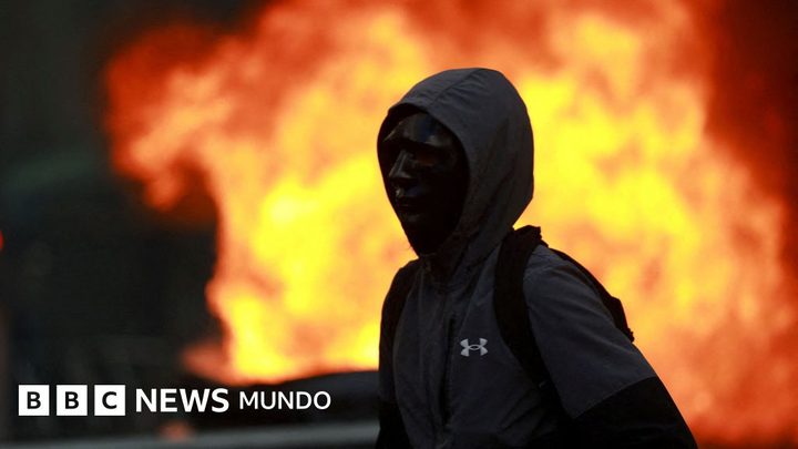 Més de 1.200 detinguts i edificis cremats en massives protestes a França