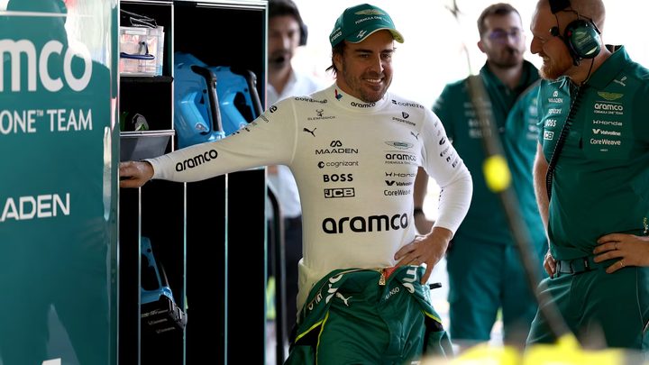 Fernando Alonso pilotant el seu Aston Martin al circuit de Ciutat de Mèxic.