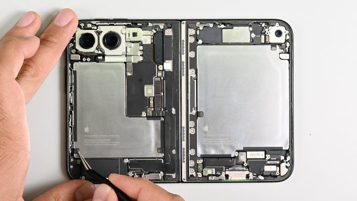 L'equip d'iFixit desmunta l'iPhone Duo i revela com és el nou mòbil plegable per dins