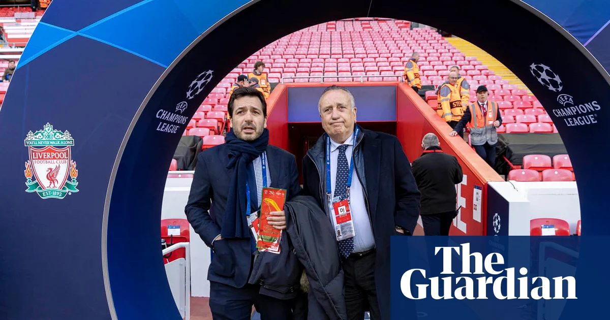 Fernando Roig, president del Vila-real, durant una entrevista al despatx.
