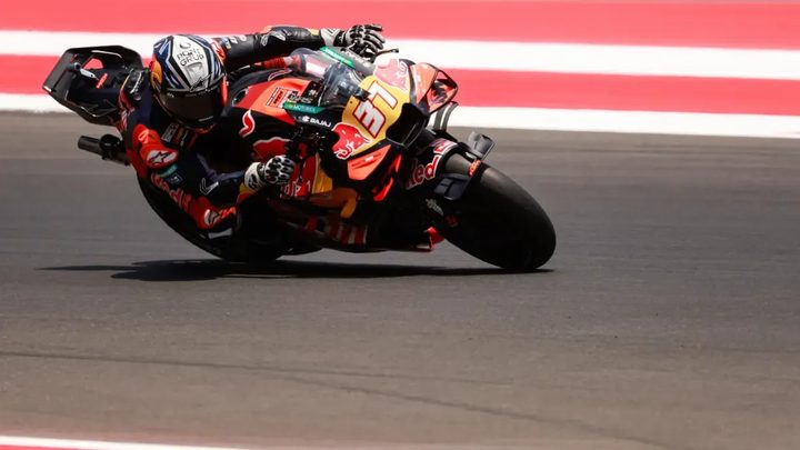 Pedro Acosta guanya la cursa sprint a Sepang per davant de Marc Márquez