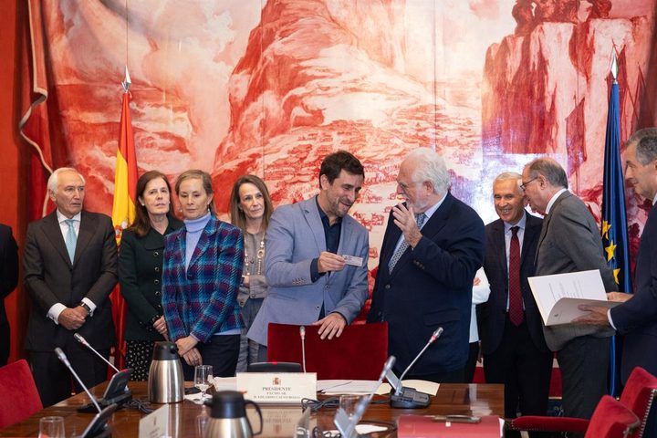 Toni Comín recull l'acta d'eurodiputat a Madrid després de prometre la Constitució