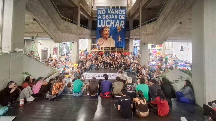 Més de 1.200 detinguts a França després d'una jornada de protestes i aldarulls violents