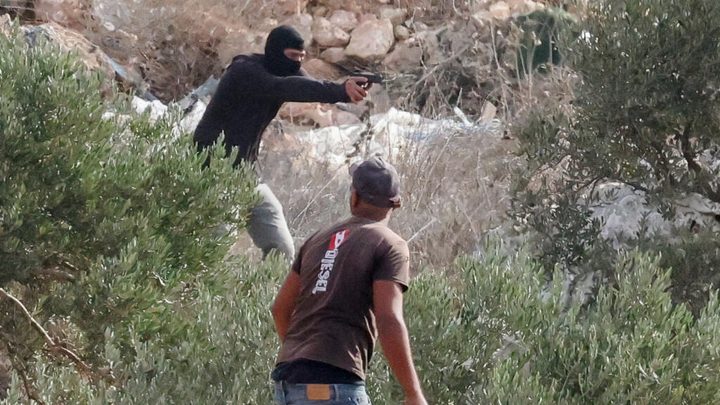Colons israelians ataquen la collita d'oliva a Cisjordània i fereixen una fotoperiodista