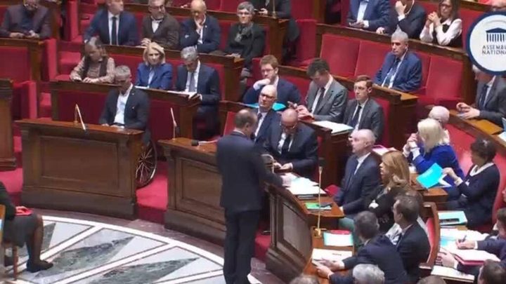 Xoc a l'Assemblea de França pel maneig del Govern de les protestes i l'augment d'efectius