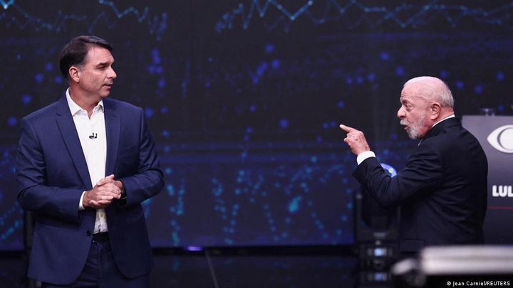 Tens intercanvi d'atacs entre Lula i Flavio Bolsonaro en el primer debat presidencial