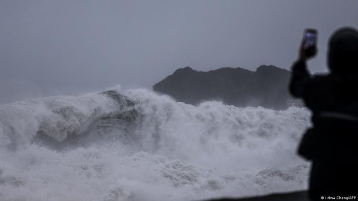 Imatge d'arxiu d'un tifó des de l'espai o un paisatge afectat per la tempesta.