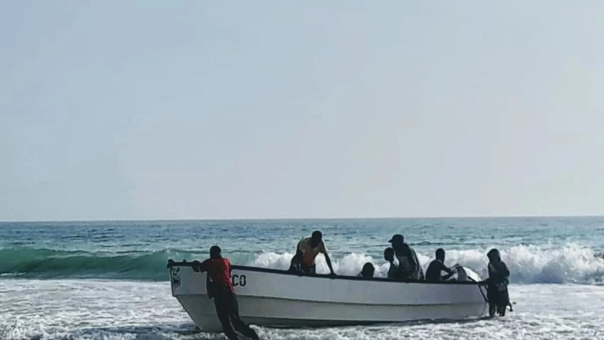 Imatge de la costa de Somàlia i vaixells pesquers a prop de Bander Beyla.