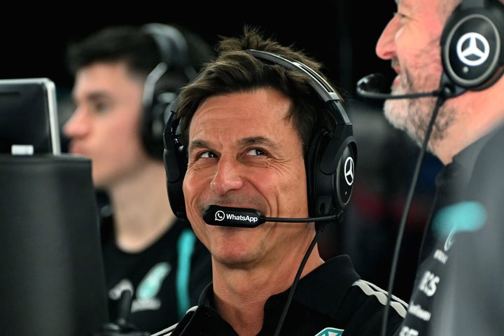 Toto Wolff celebrant la pole position de Kimi Antonelli al Circuit de les Amèriques.