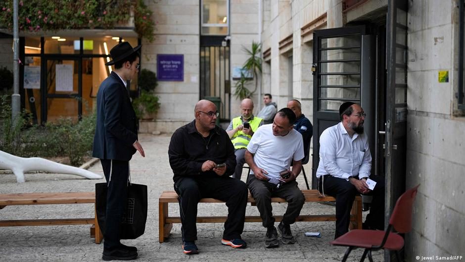 Yashar party leader Gadi Eisenkot and his wife Hannah cast their ballots at a polling station in Herzliya on October 27, 2026