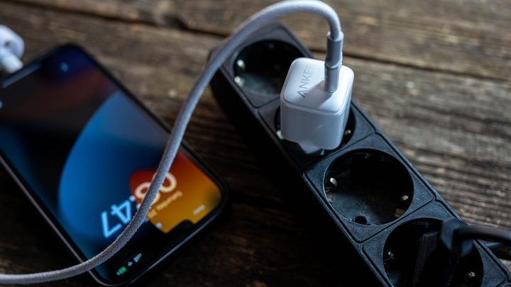 Detall d'un carregador Anker amb la tecnologia PowerIQ.