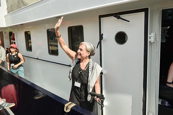 Ada Colau saludando a los presentes desde la Flotilla Global Sumud en 2025.