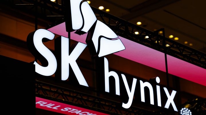 Gràfic borsari i logotip de SK Hynix en un entorn financer.