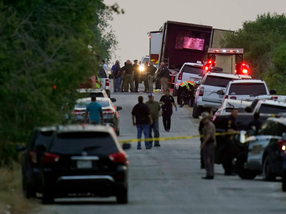 Camions i vehicles policials en una zona de carretera a Texas durant la investigació.