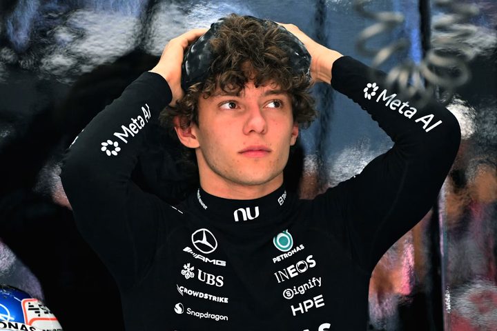 Kimi Antonelli amb el mono de Mercedes al box durant el Gran Premi dels Estats Units.