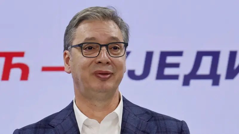 Aleksandar Vucic pronuncia un discurso en Belgrado, reconociendo su derrota en las elecciones parlamentarias anticipadas. Foto: 27 de octubre de 2026
