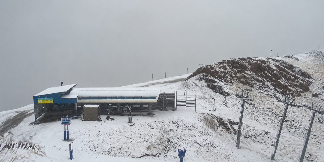 La neu arriba al Pas de la Casa amb una lleugera enfarinada al coll Blanc