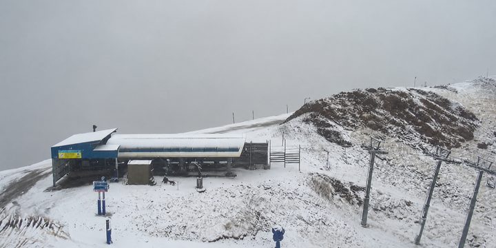La neu arriba al Pas de la Casa amb una lleugera enfarinada al coll Blanc