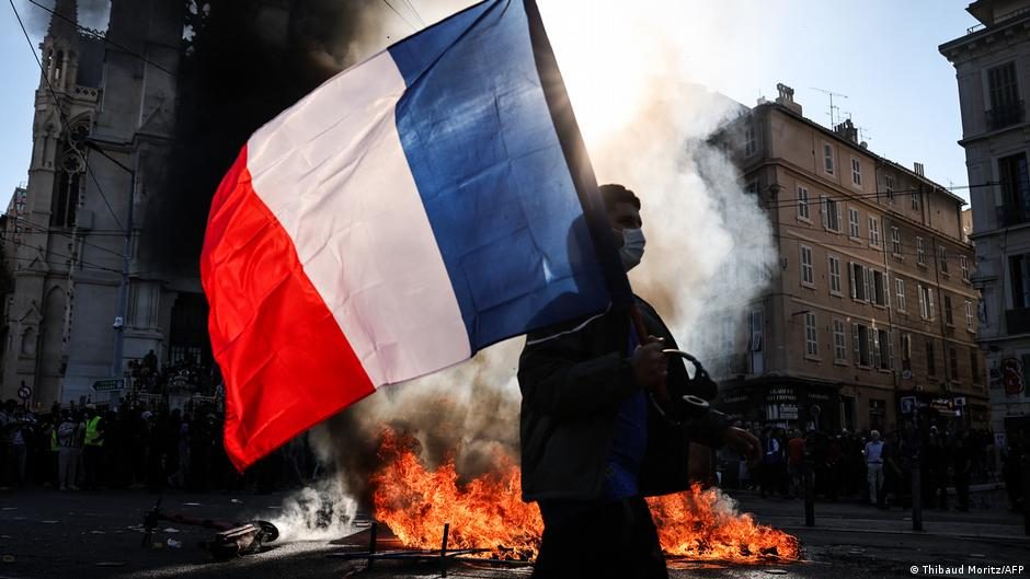 Frankreich Paris 2026 | Polizeifahrzeuge am Arc de Triomphe vor landesweiten Protesten
