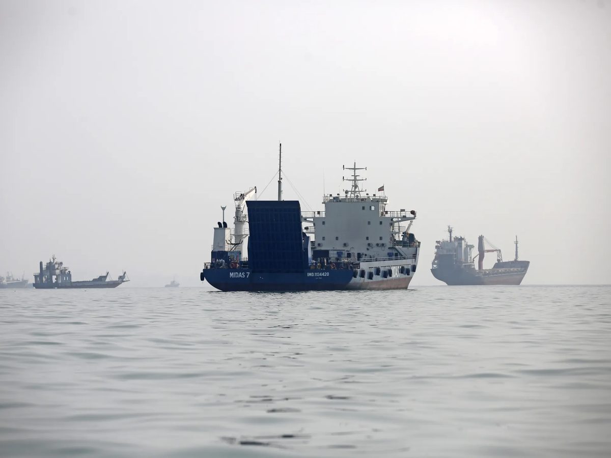 L'Iran diu que dos camiós atrapen el foc després de colpejar mines a Hormuz