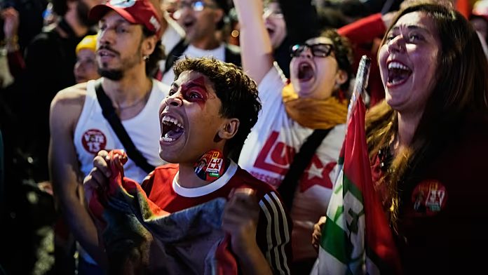 Milers de partidaris de Lula celebrant la victòria electoral a l'avinguda Paulista de São Paulo.