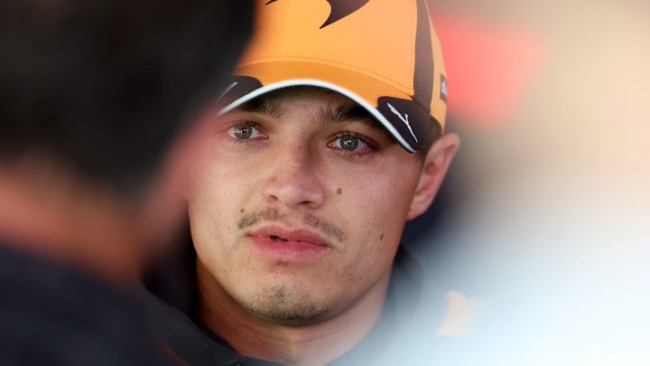 Lando Norris amb una gorra de McLaren al pàdoc.