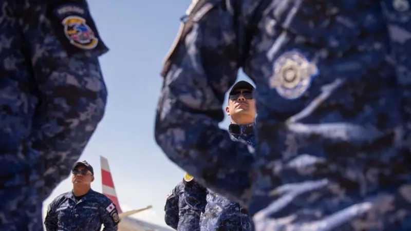 Un contingente de 70 oficiales de las fuerzas de seguridad de El Salvador llega al Aeropuerto Internacional Toussaint Louverture en Puerto Príncipe, Haití, el 4 de febrero de 2025. Estados Unidos ha c