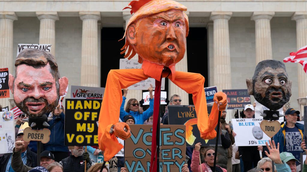 ManveenStanding for themocracy Atlanta AtlantaNon KingsMiwin , dibuixava els crítics de Trump abans de mitjans de comunicació.