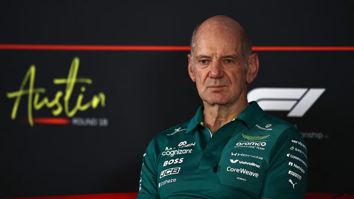 Adrian Newey atenent els mitjans de comunicació al circuit de COTA.