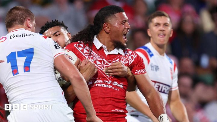 Jugadors de Tonga celebrant la victòria contra Anglaterra en el partit inaugural del Mundial de rugbi.