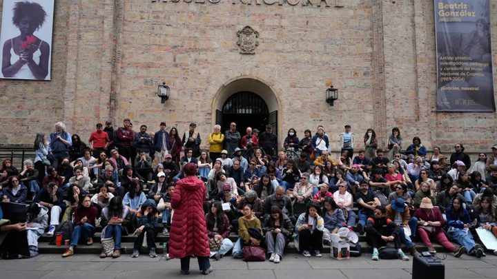 Exterior del Museu Nacional de Colòmbia a Bogotà amb manifestants.