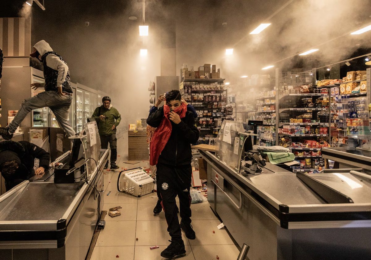 Manifestantes vandalizan un establecimiento durante unas protestas en Milán, Italia, el 18 de octubre de 2026. Andrea Carrubba (Anadolu/Getty Images)