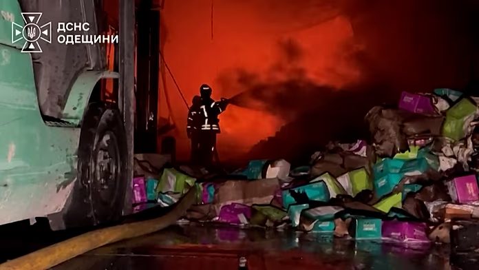 Els míssils russos van provocar grans focs de fàbrica a Ucraïna odesa i Zaporizhhinia