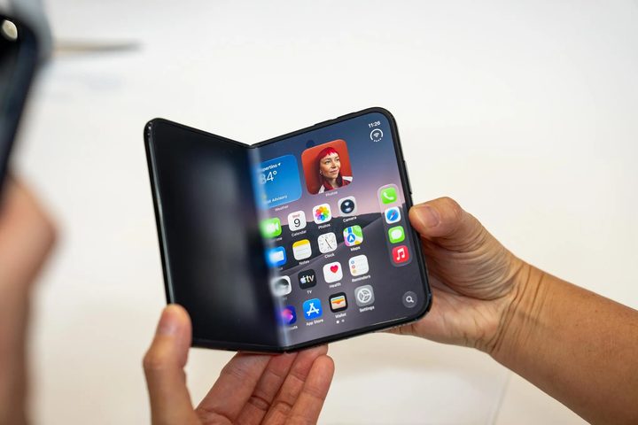 Imatge de l'iPhone Duo d'Apple, el nou telèfon plegable.