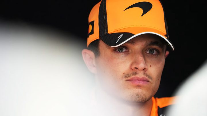 Lando Norris amb el casc de McLaren al box durant el Gran Premi dels Estats Units a Austin.