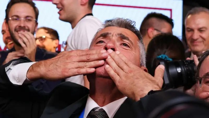 Ilija Srdanovic, primero en la lista electoral de la Lista Estudiantil, celebra en Belgrado. Foto: 26 de octubre de 2026.