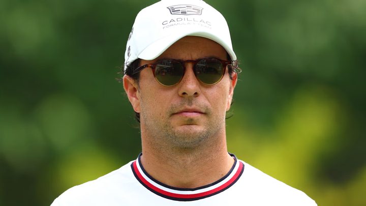 Sergio Perez amb la jaqueta de l'equip Cadillac a la Fórmula 1.
