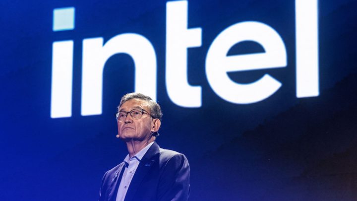 Logotip d'Intel i instal·lacions d'una fàbrica de xips.