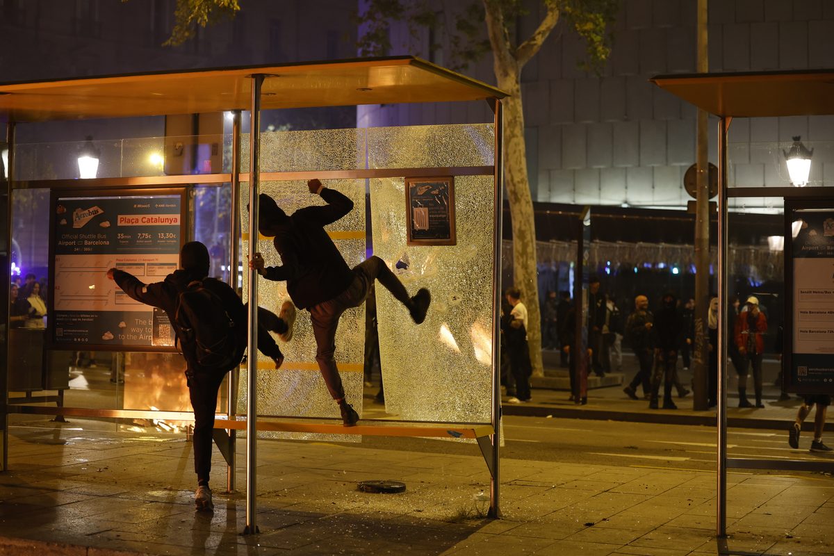 Otro grupo destroza una marquesina en el centro de Barcelona