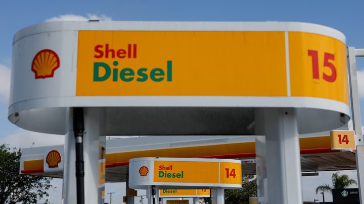 Torres de refinament i instal·lacions d'una planta petroliera de Shell.