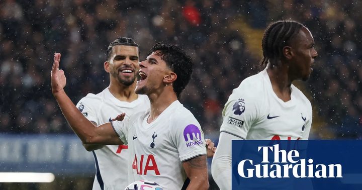 Jugadors del Tottenham celebrant un gol de manera efusiva sobre la gespa.