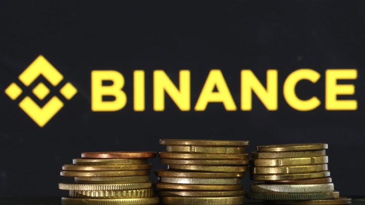 Logotip de la plataforma de criptomonedes Binance en una pantalla.