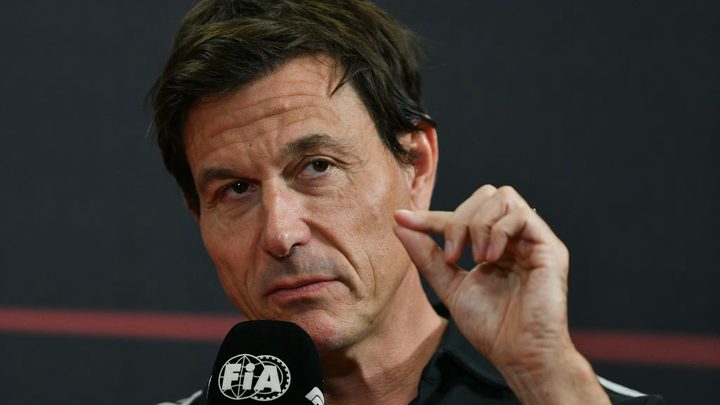 George Russell amb el casc posat al box de l'equip Mercedes.