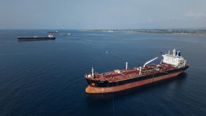 El petroli puja el seu preu mentre Trump apunta a l'Índia per a refinar cru veneçolà