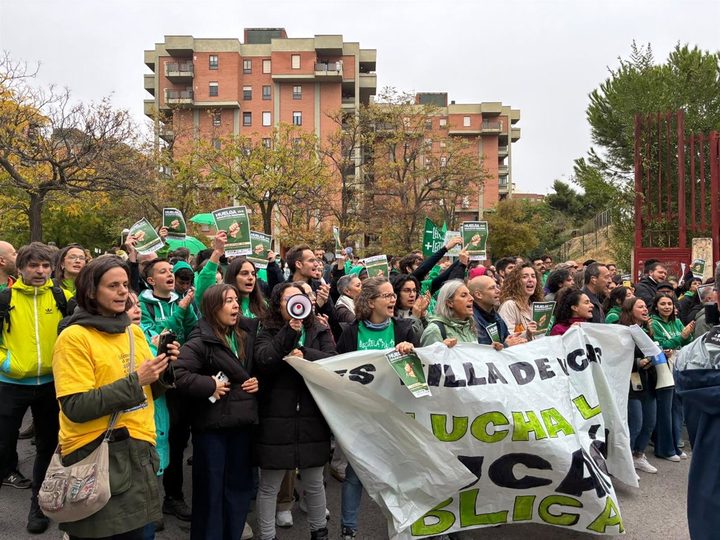 La consellera d'Educació suspèn per seguretat un acte en un IES on es concentraven desenes de manifestants